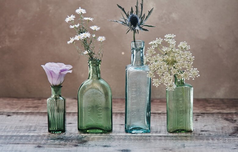 arranjo de flores em garrafas