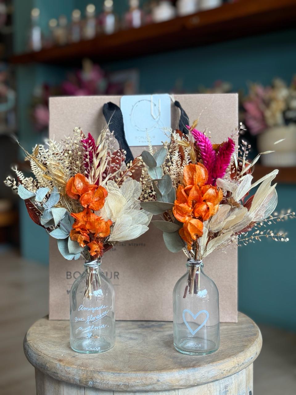 arranjo de flores em garrafas