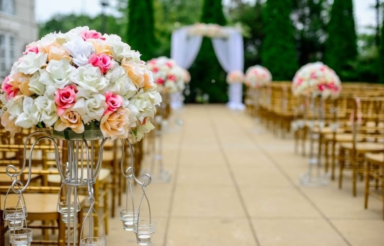 Elementos Complementares que Transformam Seu Centro de Mesa de Casamento