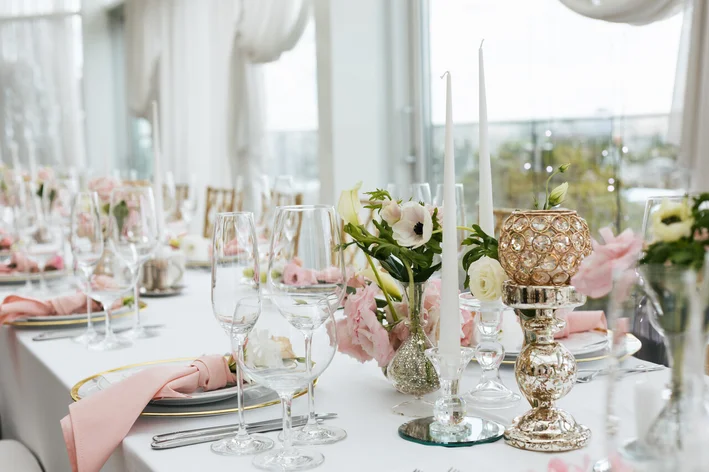 Elementos Complementares que Transformam Seu Centro de Mesa de Casamento