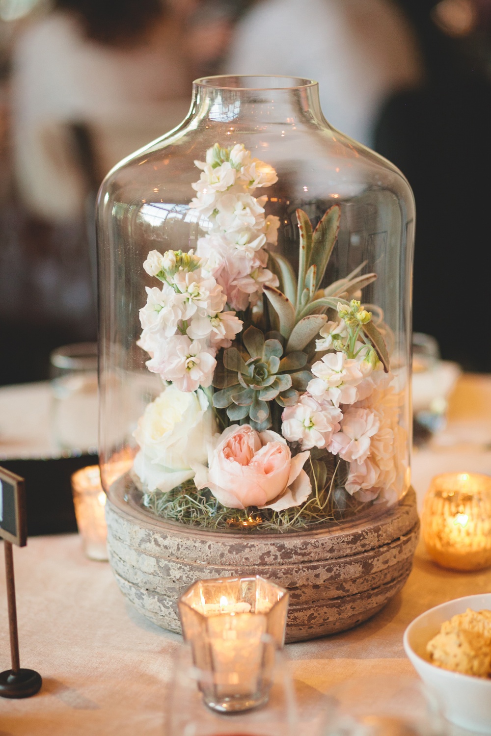 Como Escolher as Flores Perfeitas para Seu Arranjo de Mesa de Casamento