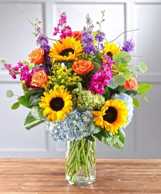 Arranjos de Flores Clássicas vs. Modernas: Qual Combina Mais com Sua Mesa?
