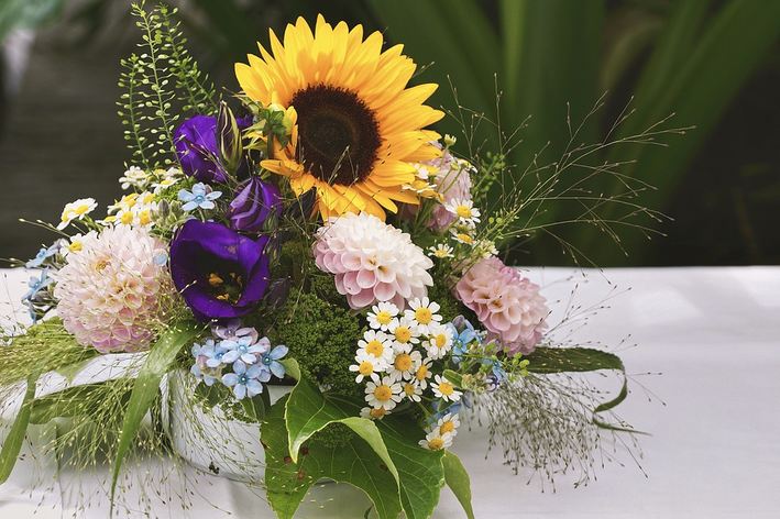 Arranjos de Flores Clássicas vs. Modernas: Qual Combina Mais com Sua Mesa?