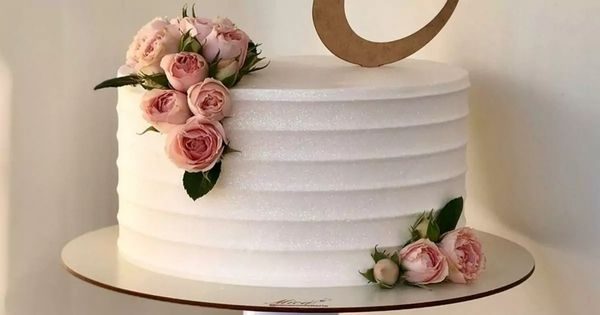 Bolo Espatulado vs. Bolo de Um Andar: Qual Escolher para Seu Casamento?