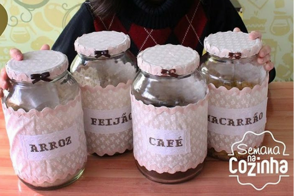 5 ideias criativas para decorar potes de vidro com tecido
Como fazer decoupage em vidro passo a passo
Transforme garrafas em vasos decorados com tecido
Patchwork em vidro: técnicas e inspirações
Decoração de potes de cozinha com retalhos de tecido