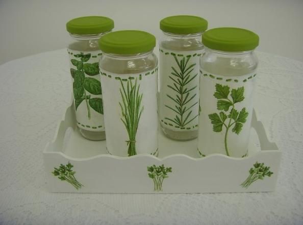 5 ideias criativas para decorar potes de vidro com tecido
Como fazer decoupage em vidro passo a passo
Transforme garrafas em vasos decorados com tecido
Patchwork em vidro: técnicas e inspirações
Decoração de potes de cozinha com retalhos de tecido