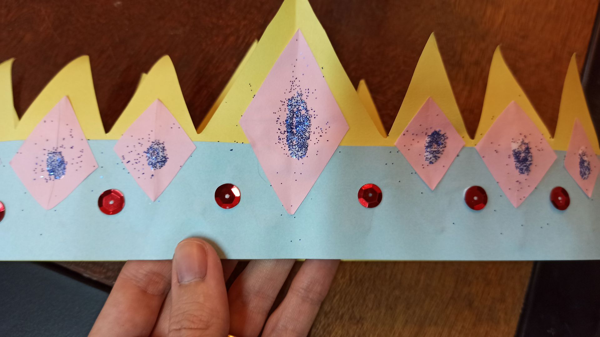 coroa de papel vs coroa de feltro