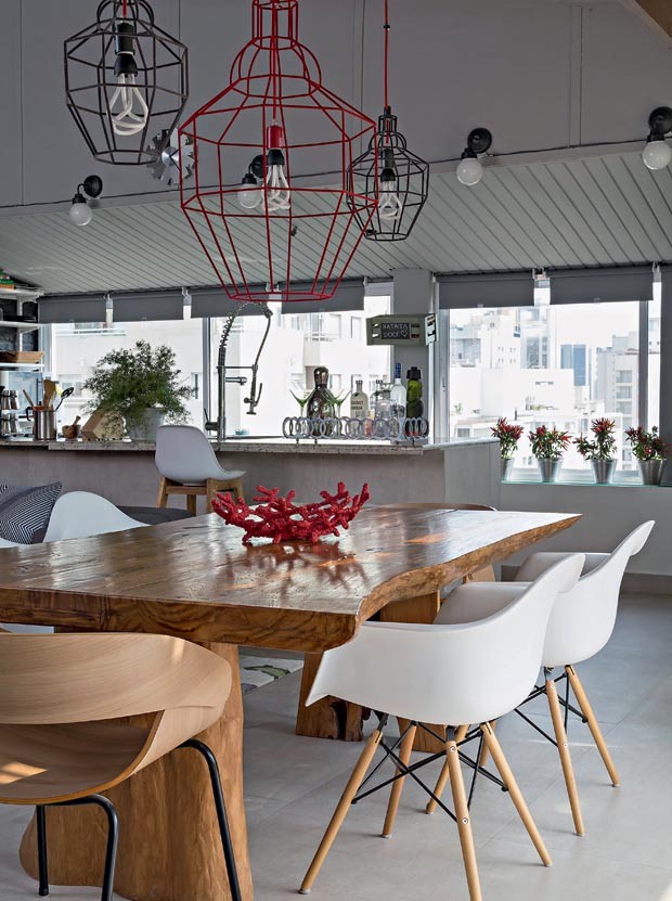 5 ideias de títulos:
1. Transforme sua Mesa de Madeira: Guia Completo de Customização
2. DIY: Renove sua Mesa com Técnicas Criativas e Econômicas
3. De Antiga a Moderna: Inspirações para Customizar Mesas de Madeira
4. Pintura e Revestimento: Os Segredos para uma Mesa de Madeira Renovada
5. Resina Epóxi e Pátina: Técnicas Avançadas para Customizar sua Mesa