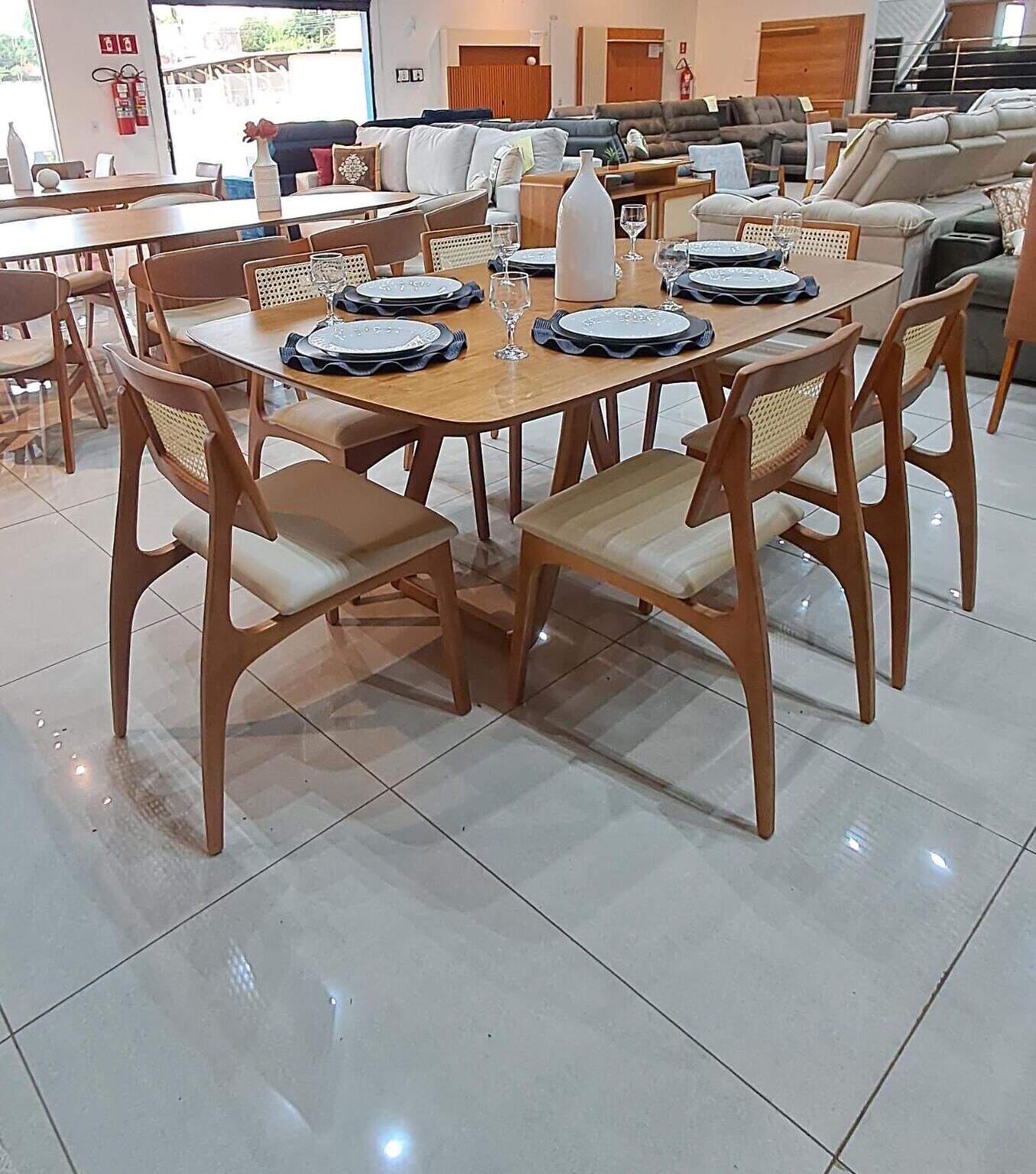 5 ideias de títulos:
1. Transforme sua Mesa de Madeira: Guia Completo de Customização
2. DIY: Renove sua Mesa com Técnicas Criativas e Econômicas
3. De Antiga a Moderna: Inspirações para Customizar Mesas de Madeira
4. Pintura e Revestimento: Os Segredos para uma Mesa de Madeira Renovada
5. Resina Epóxi e Pátina: Técnicas Avançadas para Customizar sua Mesa