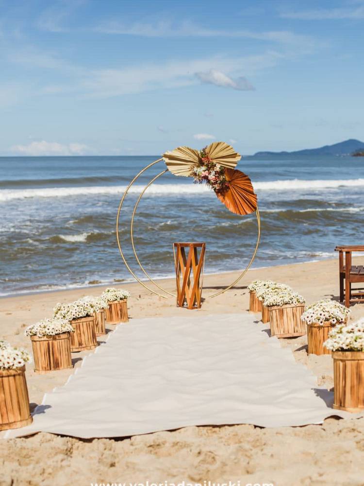 decoração de casamento na praia à tarde vs. noite
