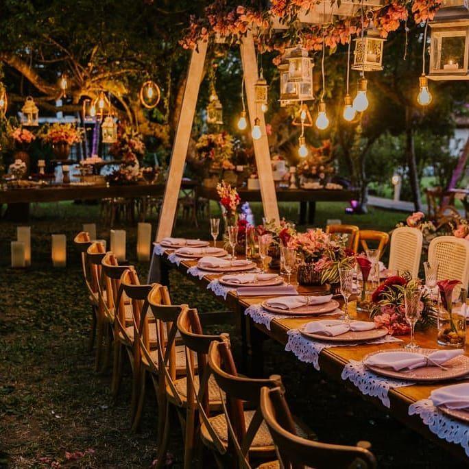 centros de mesa diy para casamento rústico com garrafas de vidro