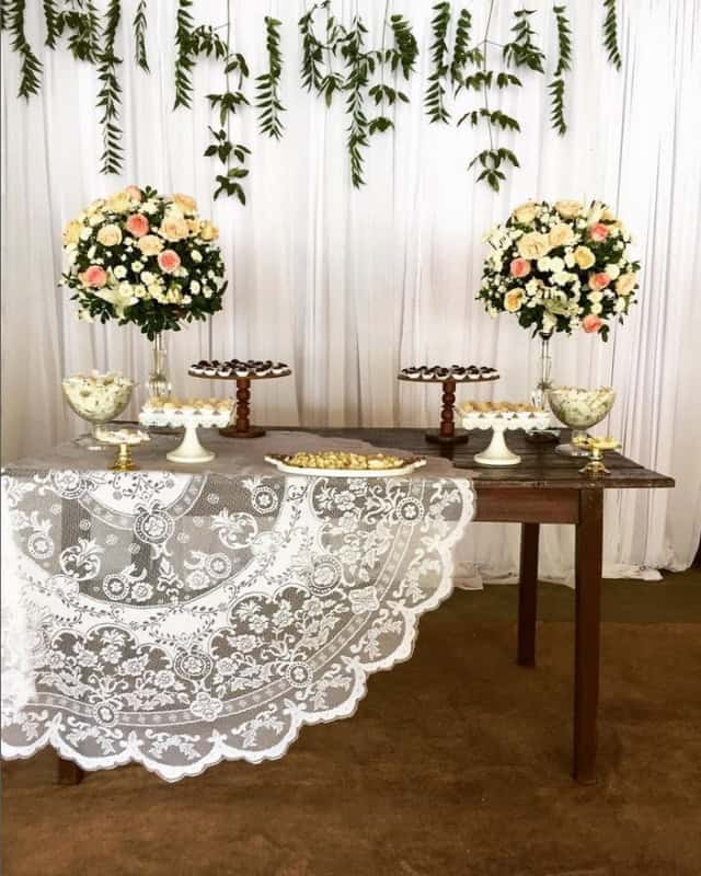 decoração de noivado simples vs. elaborada