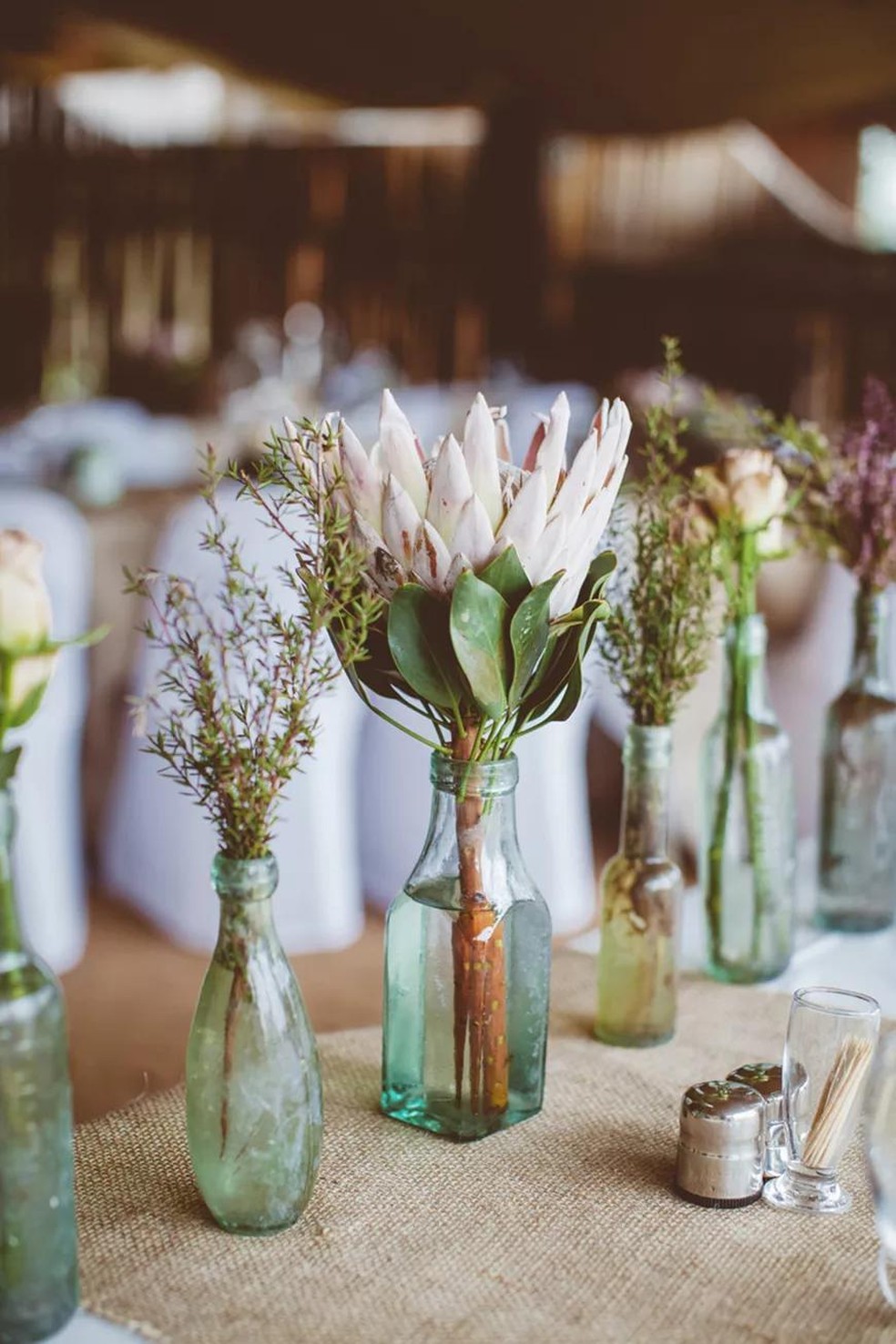 enfeite mesa casamento rústico com garrafas de vidro