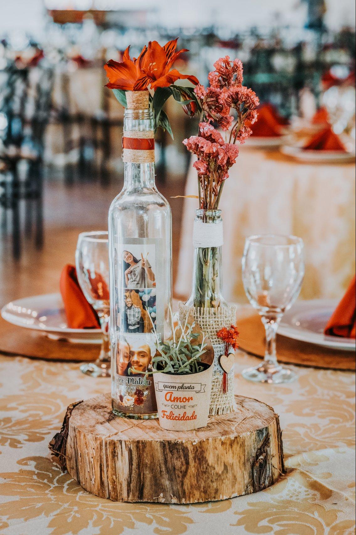 enfeite mesa casamento rústico com garrafas de vidro