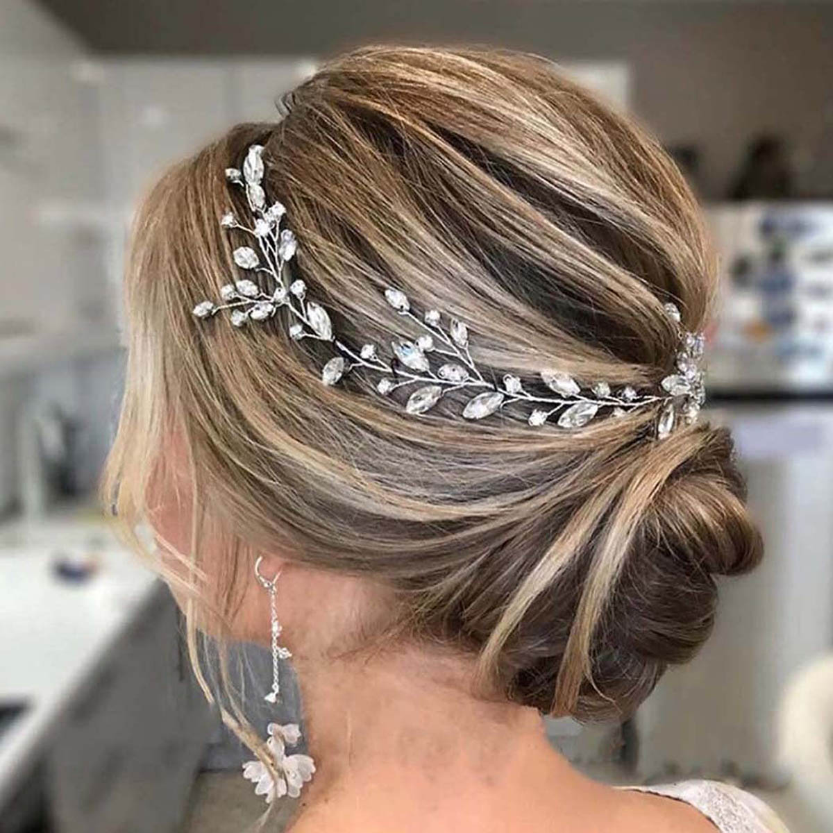Acessórios de Cabelo com Cristais Swarovski: Brilho e Sofisticação para Noivas
