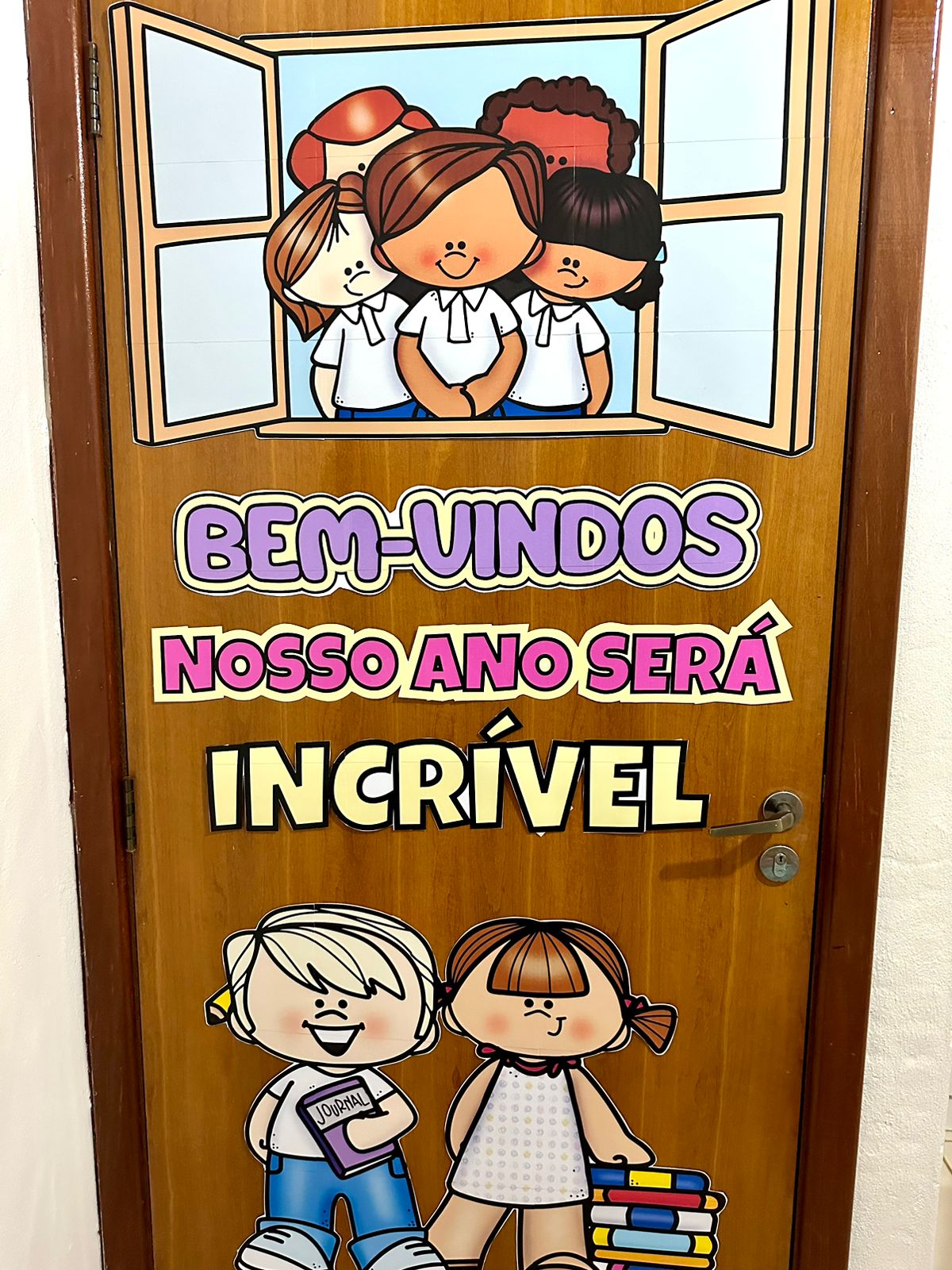 Dicas de Fixação: Enfeites de Porta sem Danificar a Sala