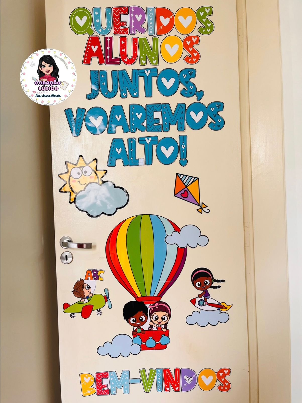 A Importância das Cores na Decoração da Porta da Sala de Aula