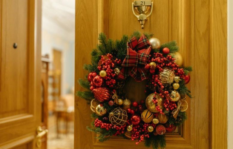 arranjo rústico de pinhas para porta de natal