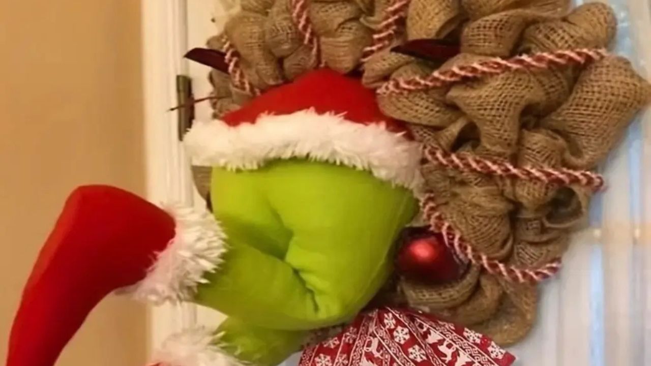 guirlanda tradicional versus enfeite minimalista natal porta