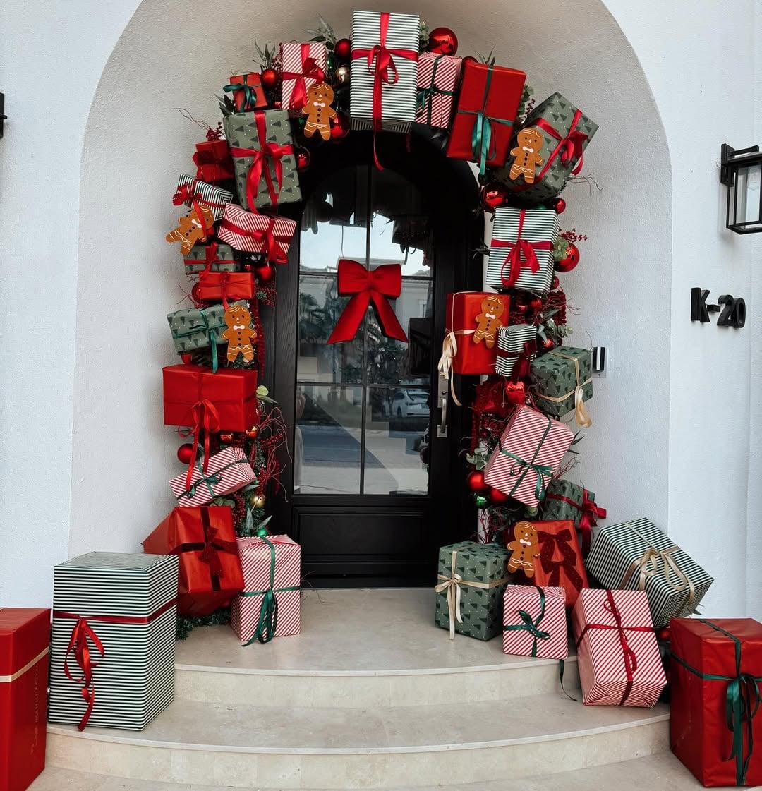 arranjo rústico de pinhas para porta de natal