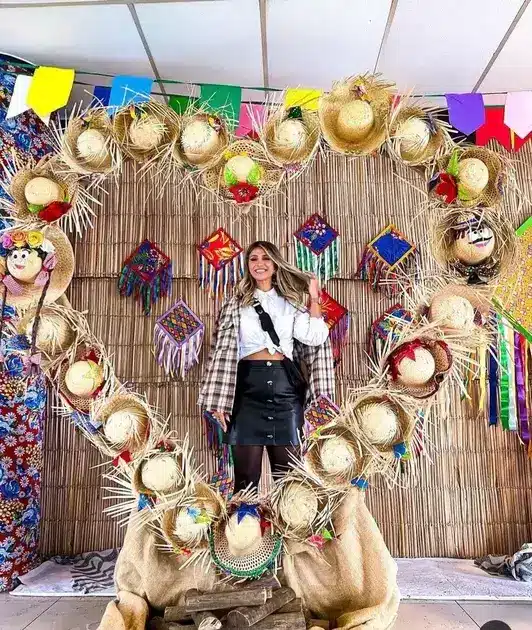 5 ideias de títulos:
1. Festa Junina em Casa: Decoração Rústica e Encantadora
2. DIY Festa Junina: Crie Seus Próprios Enfeites Caipiras
3. Os 10 Itens Essenciais para uma Decoração de Festa Junina Inesquecível
4. Decoração de Mesa Junina: Toques Criativos e Econômicos
5. Transforme Seu Arraiá: Dicas de Decoração com Elementos Tradicionais