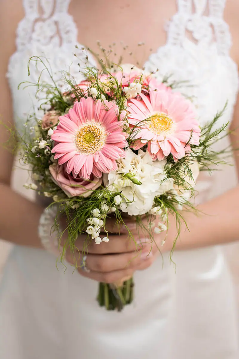 flores de casamento baratas vs caras