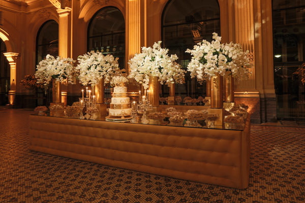 5 Ideias de Fundos Dourados para um Casamento Inesquecível
Como Usar Dourado em Convites de Casamento
Paletas de Cores que Harmonizam com Dourado em Casamentos
Tendências de Decoração de Casamento: O Brilho do Dourado
DIY: Crie seu Próprio Fundo Dourado para o Casamento