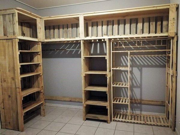 guarda roupa feito com caixote de feira