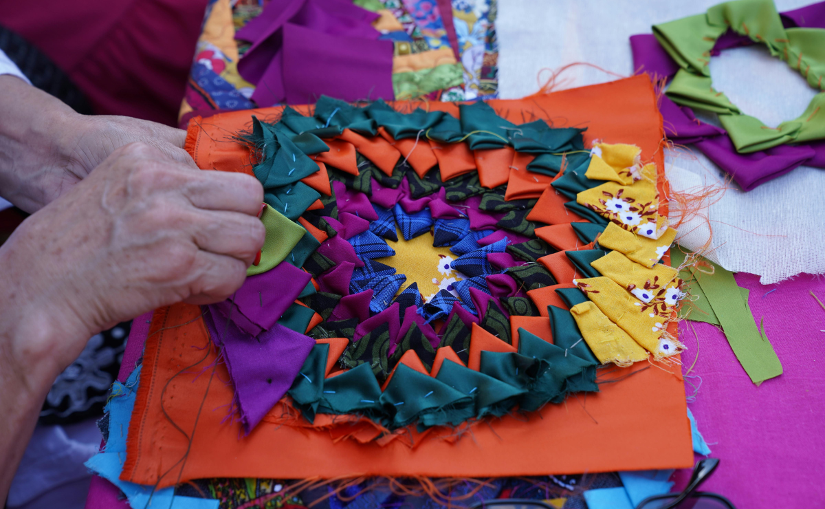 como fazer flores de tecido para broches
