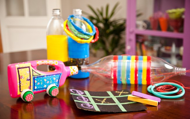 imagens de brinquedos feitos com materiais reciclaveis