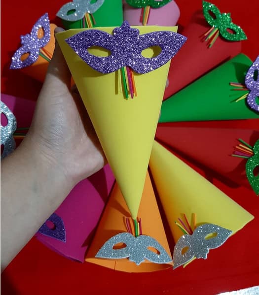 lembrancinha carnaval com EVA educação infantil
