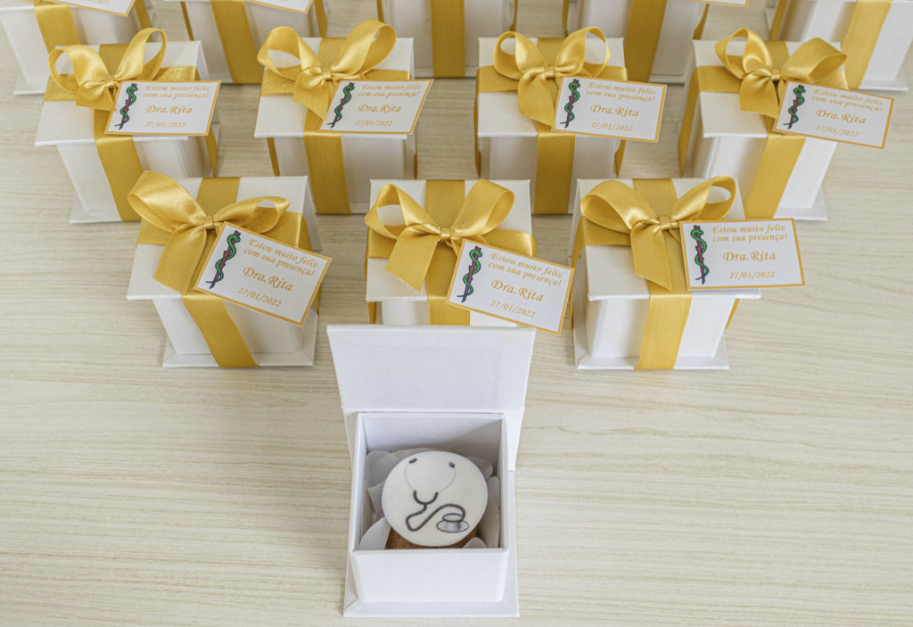 lembrancinhas de formatura personalizadas vs prontas