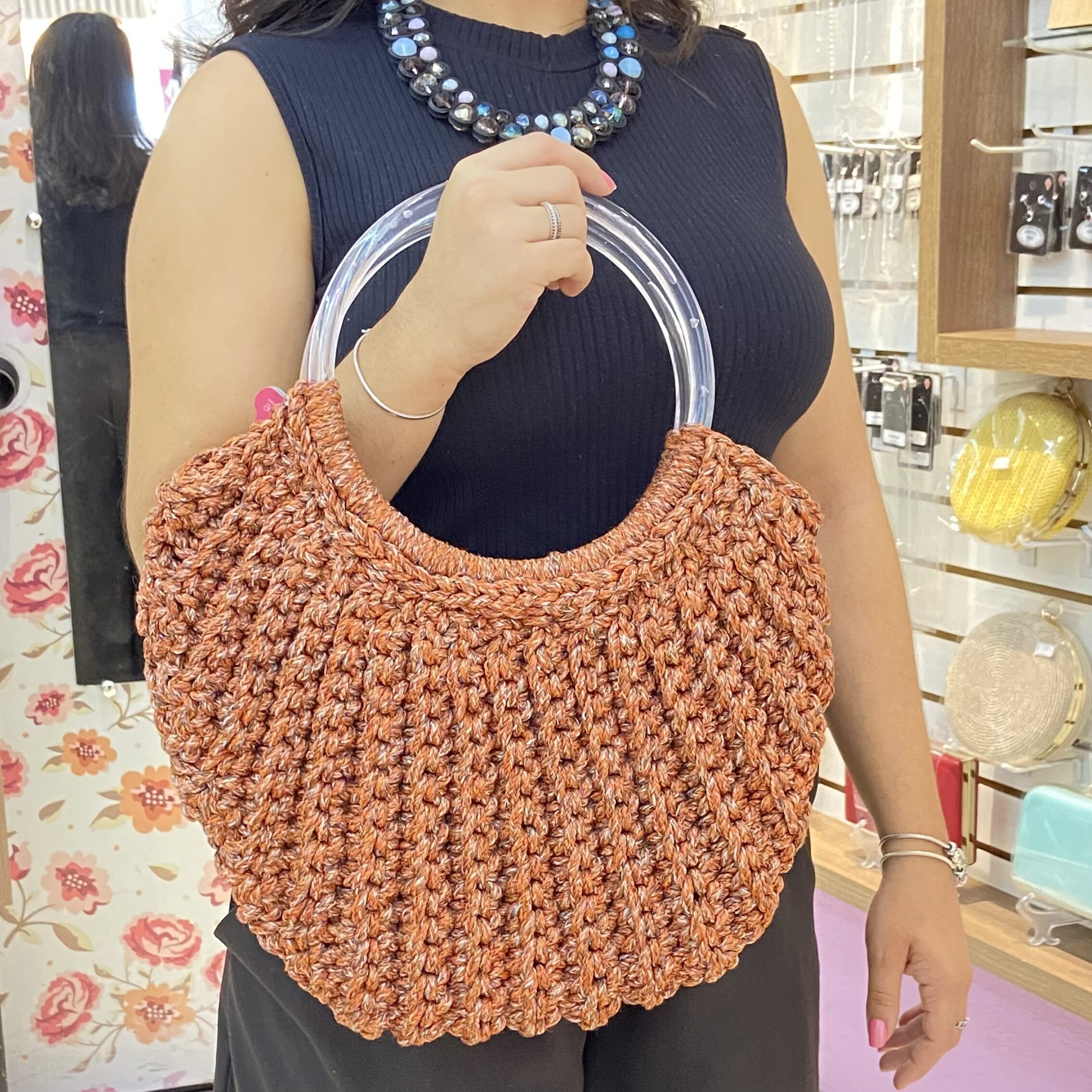 bolsa de crochê com alça de corrente