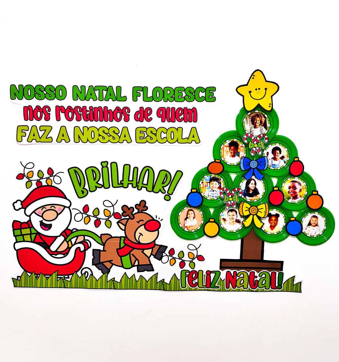 painel de natal com personagens natalinos