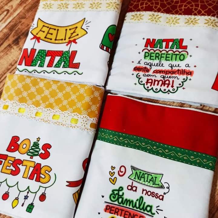 5 ideias de títulos: 1. Patchcolagem Natalina: Transforme seus Panos de Prato! 2. Guia Completo: Como Fazer Panos de Prato de Natal com Patch Aplique. 3. Ideias Criativas: Panos de Prato Temáticos para o Natal. 4. Patchcolagem para Iniciantes: Panos de Prato Festivos. 5. Decore sua Cozinha: Panos de Prato de Natal com Colagem.