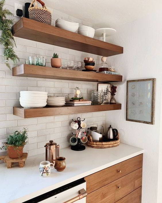 DIY: Prateleiras de Cozinha com Suporte Invisível para um Visual Moderno