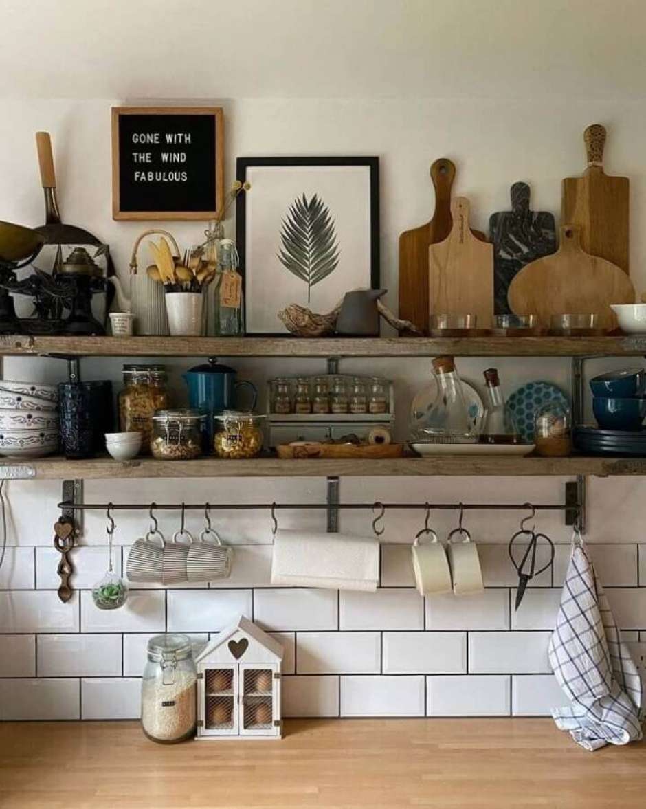 DIY: Prateleiras de Cozinha com Suporte Invisível para um Visual Moderno