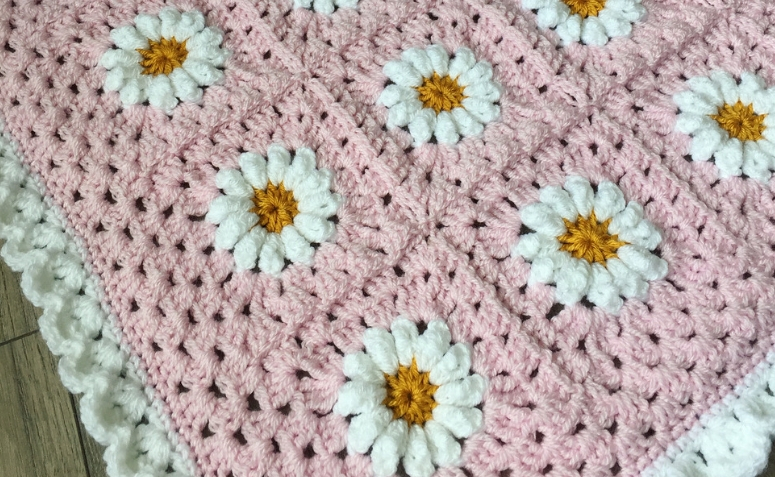tapete de croche com flores de banheiro