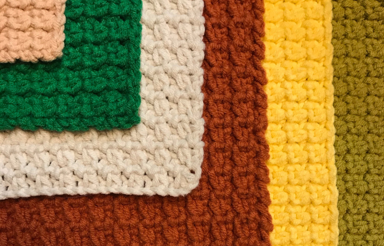 inspiração tapete de crochê duas cores para sala pequena