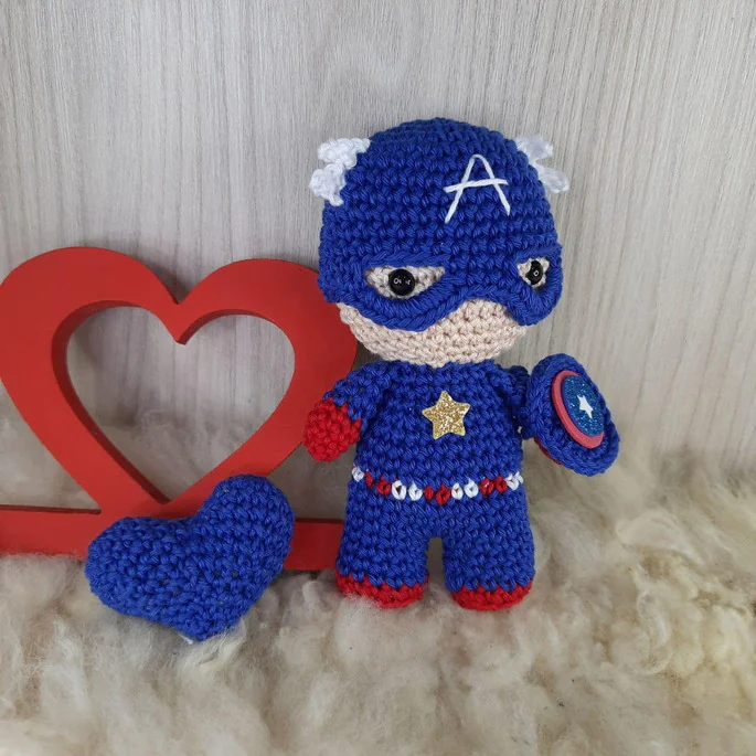 boneco de crochê capitão américa