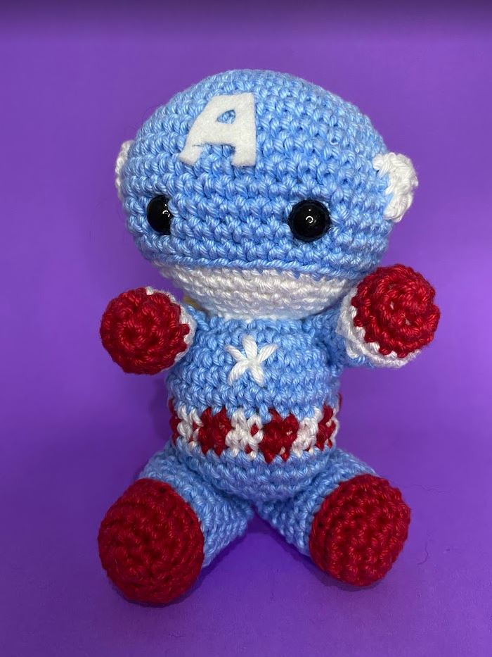 boneco de crochê capitão américa