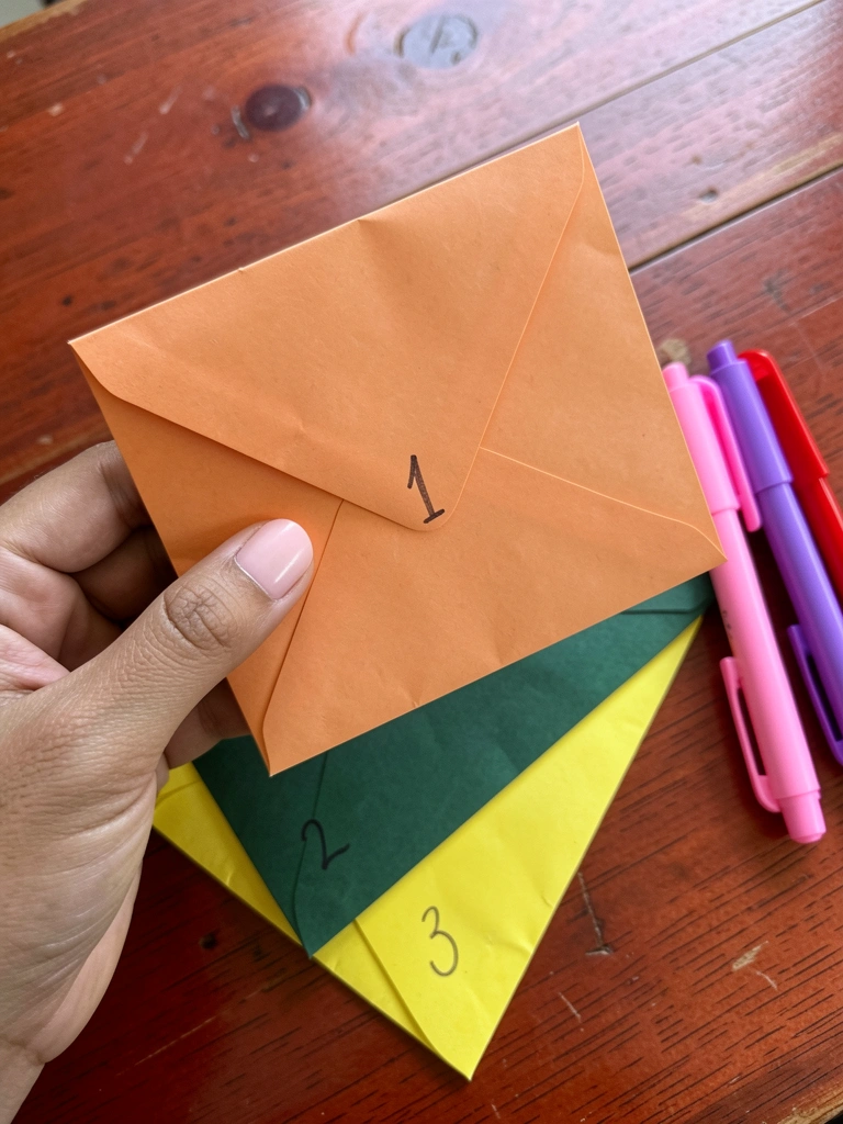 Amostras numeradas de papéis com diferentes gramaturas sobre superfície neutra.
