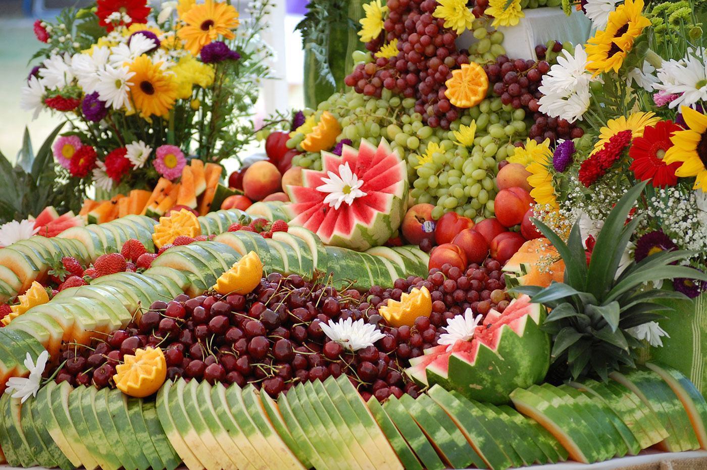 mesa de frutas simples e bonita