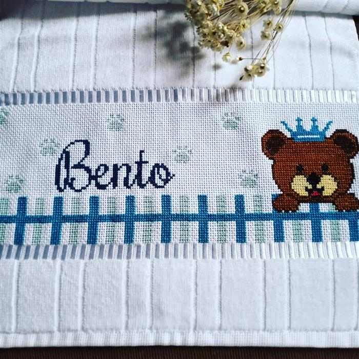 ponto cruz para enxoval de bebê menino