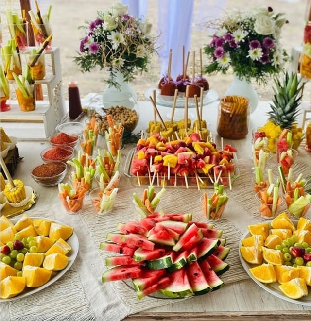 mesa de frutas colorida