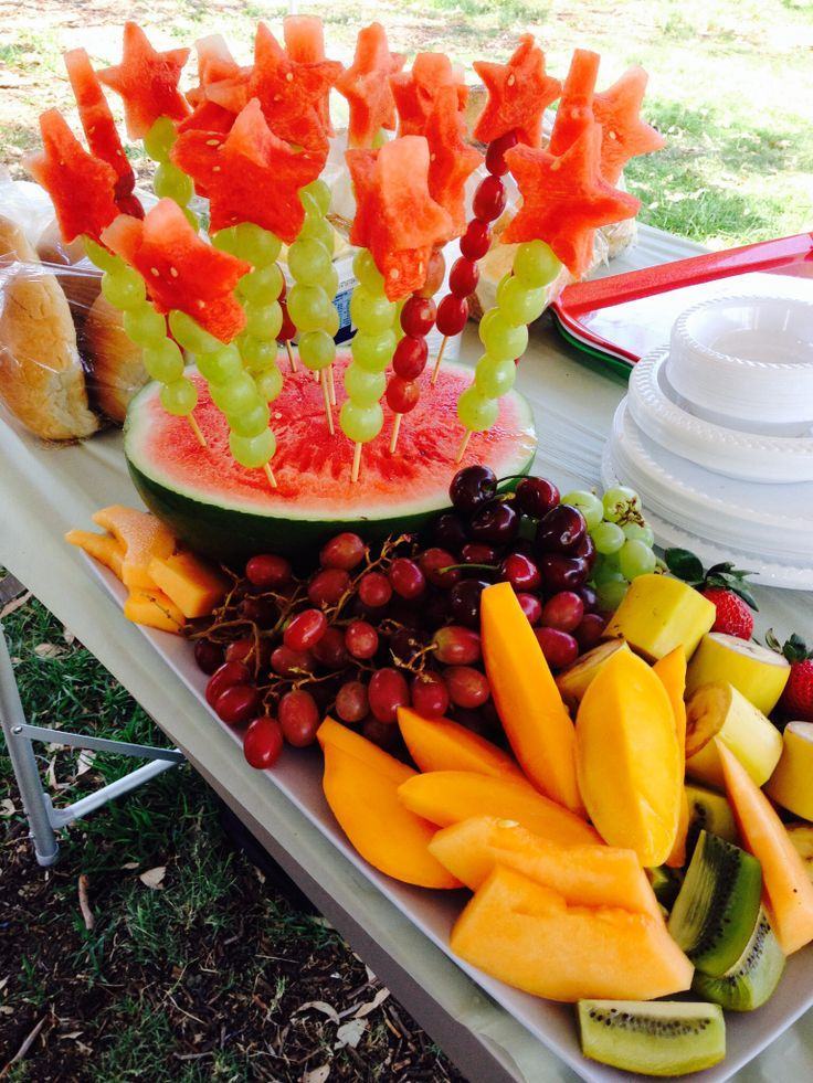 mesa de frutas simples e bonita