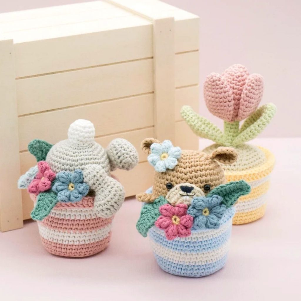 vaso com flores amigurumi